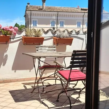 Corte Cavour. Mansarda Nel Cuore Della Citta Apartman *