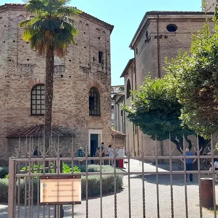 Corte Cavour. Mansarda Nel Cuore Della Citta Apartamento Rávena